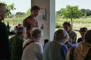 Un ex vigneron explique à son auditoir comment déguster un vin.